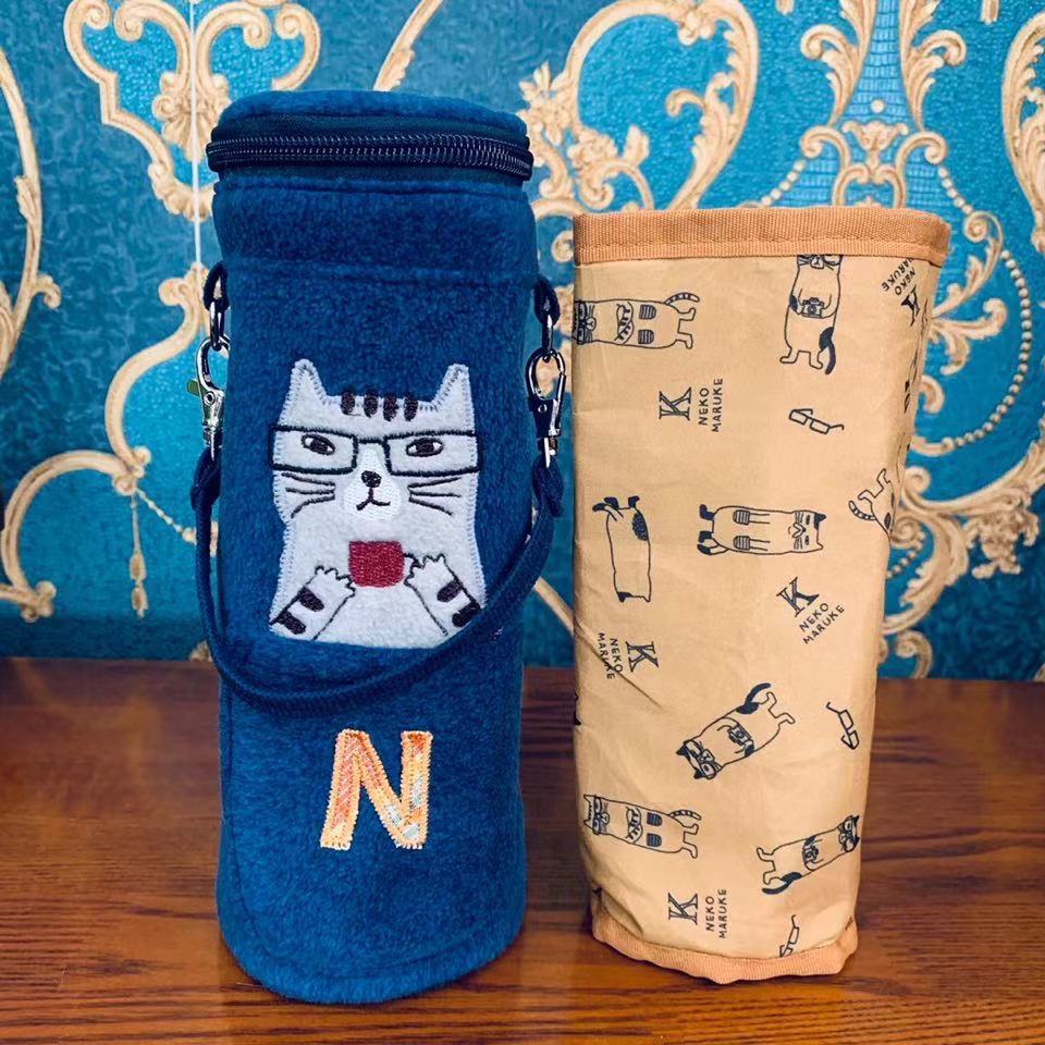 日本新款刺繡貓咪水壺包水壺袋保溫鋁箔包手提水杯套｜刷毛藍色／500 ml-1000 ml