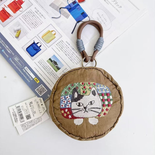 日本Kusuguru正品重工刺繡貓咪法鬥蜜豆零錢包掛飾收納包布藝卡通｜爬貓咖啡圓形9451