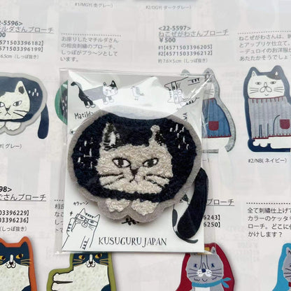 日本Kusuguru刺繡貓咪卡通刺繡胸針毛氈別針包包衣服掛飾吊飾926｜爬貓淺灰5596-1