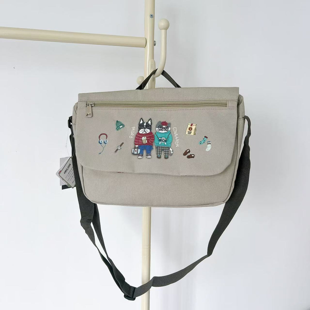 日本Kusuguru正品刺繡法鬥貓咪郵差包斜背包肩背包手提包帆布402｜露西and保羅米黃8527-1