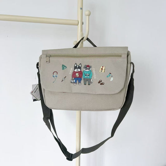 日本Kusuguru正品刺繡法鬥貓咪郵差包斜背包肩背包手提包帆布402｜露西and保羅米黃8527-1
