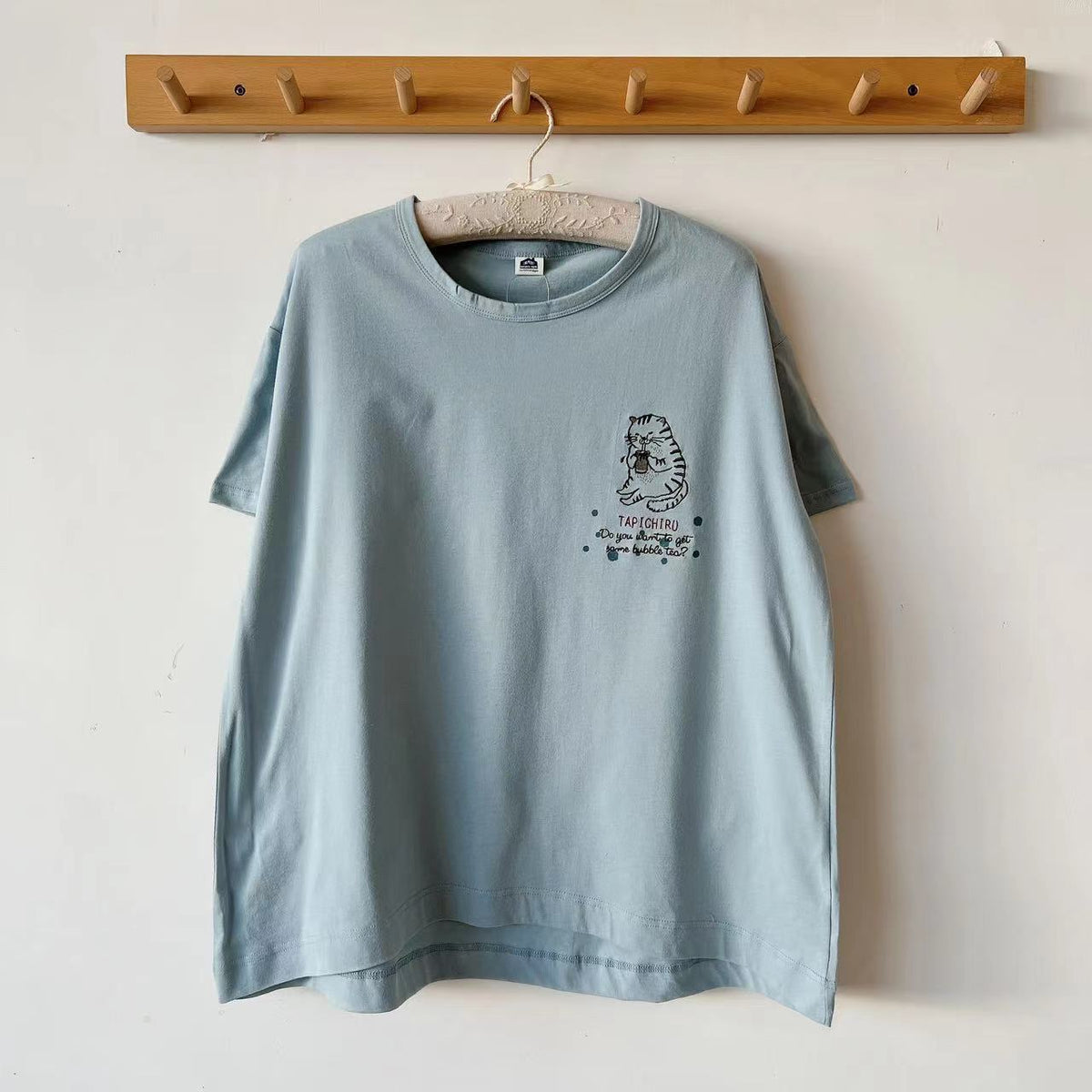 日本Kusuguru刺繡貓咪女性棉T圓領短袖衫純棉休閒棉衫百搭943｜淺藍色6153-2／單一尺寸