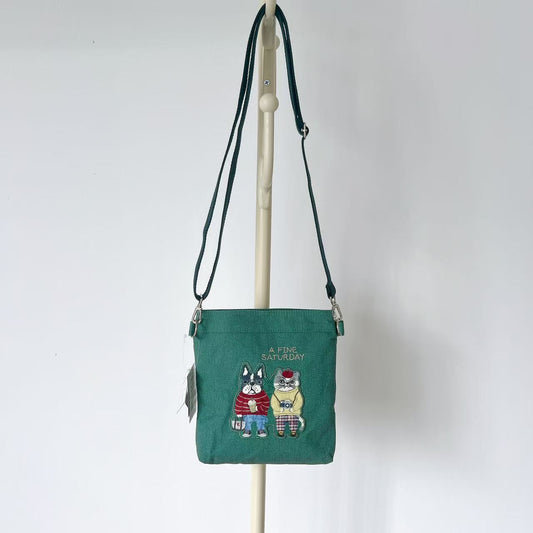 日本Kusuguru正品刺繡法鬥貓咪斜背包帆布肩背包卡通布藝通勤402｜露西and保羅綠8525-2