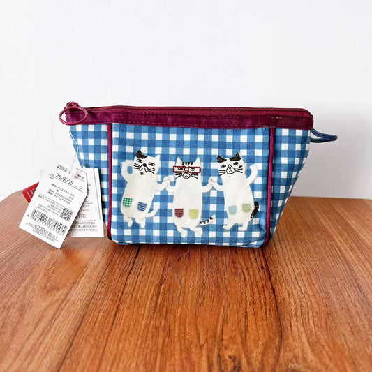 日本kKusuguru正品刺繡眼鏡貓格子零錢包手拿包小物收納包布藝500｜藍色格子9005-2