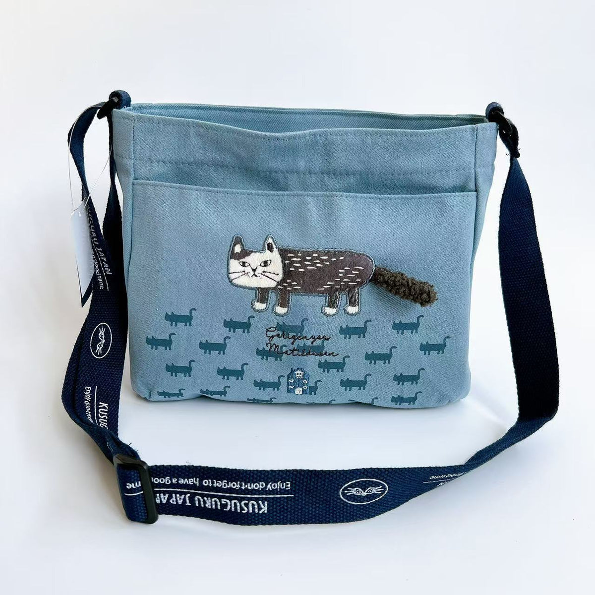 日本Kusuguru正品刺繡爬貓斜背包肩背包逛街購物通勤布藝多層401｜爬貓藍色8545-2