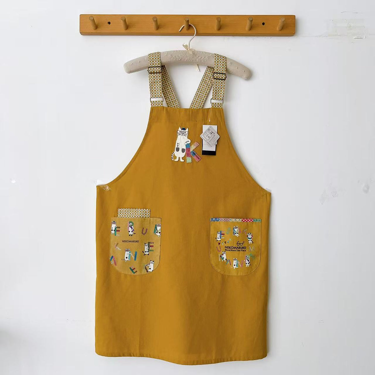 日本Kusuguru正品刺繡眼鏡貓圍裙布藝家務防油防污花藝烘焙600｜眼鏡貓芥黃9601-1／件