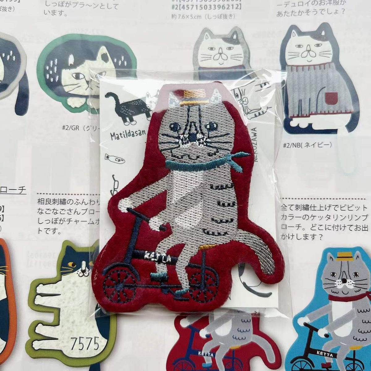 日本Kusuguru刺繡貓咪卡通刺繡胸針毛氈別針包包衣服掛飾吊飾926｜騎單車貓紅5599-1