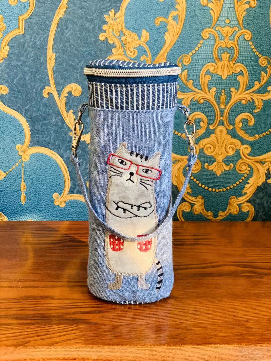 日本新款刺繡貓咪水壺包水壺袋保溫鋁箔包手提水杯套｜藍色／500 ml-1000 ml