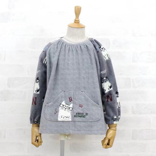 日本Kusuguru 刺繡眼鏡貓兒童反穿服防汙罩衫刷毛防油防污保暖特｜淺灰色／100