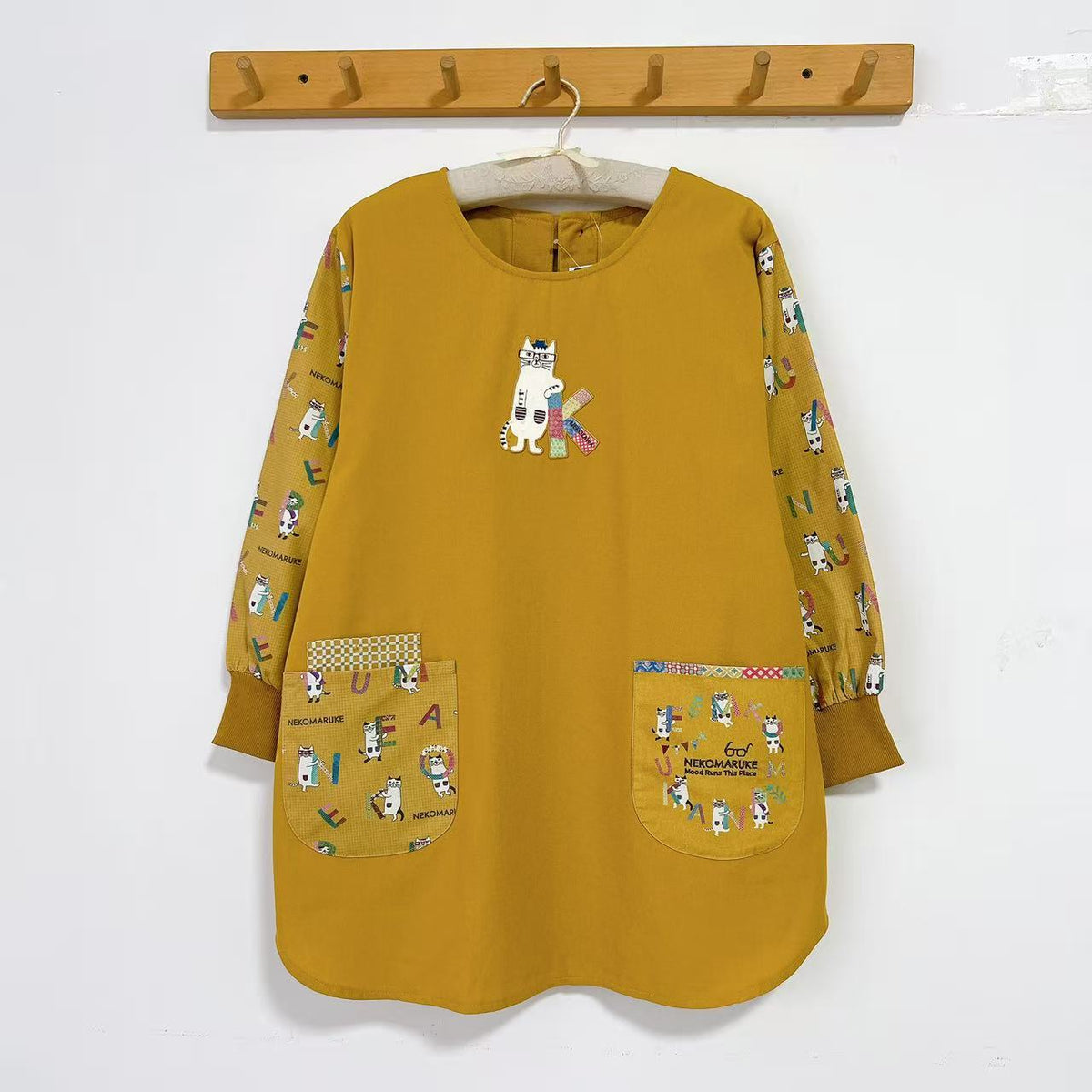 日本Kusuguru刺繡貓咪家務圍裙防油防污布藝反穿服花藝烘焙600｜眼鏡貓芥黃9604-1