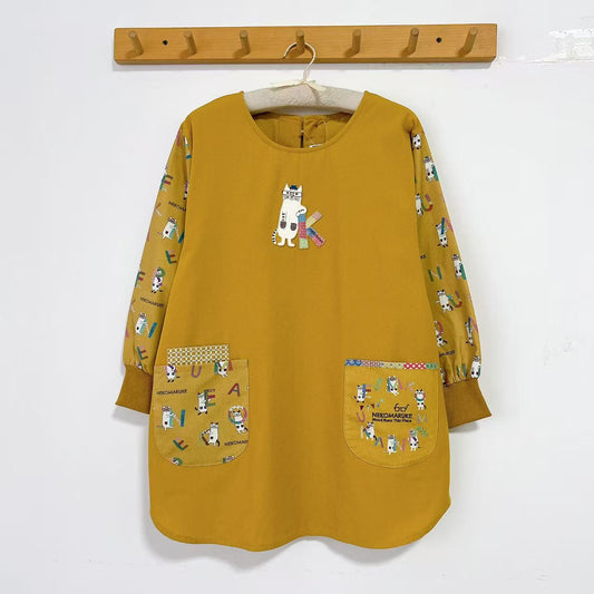日本Kusuguru刺繡貓咪家務圍裙防油防污布藝反穿服花藝烘焙600｜眼鏡貓芥黃9604-1