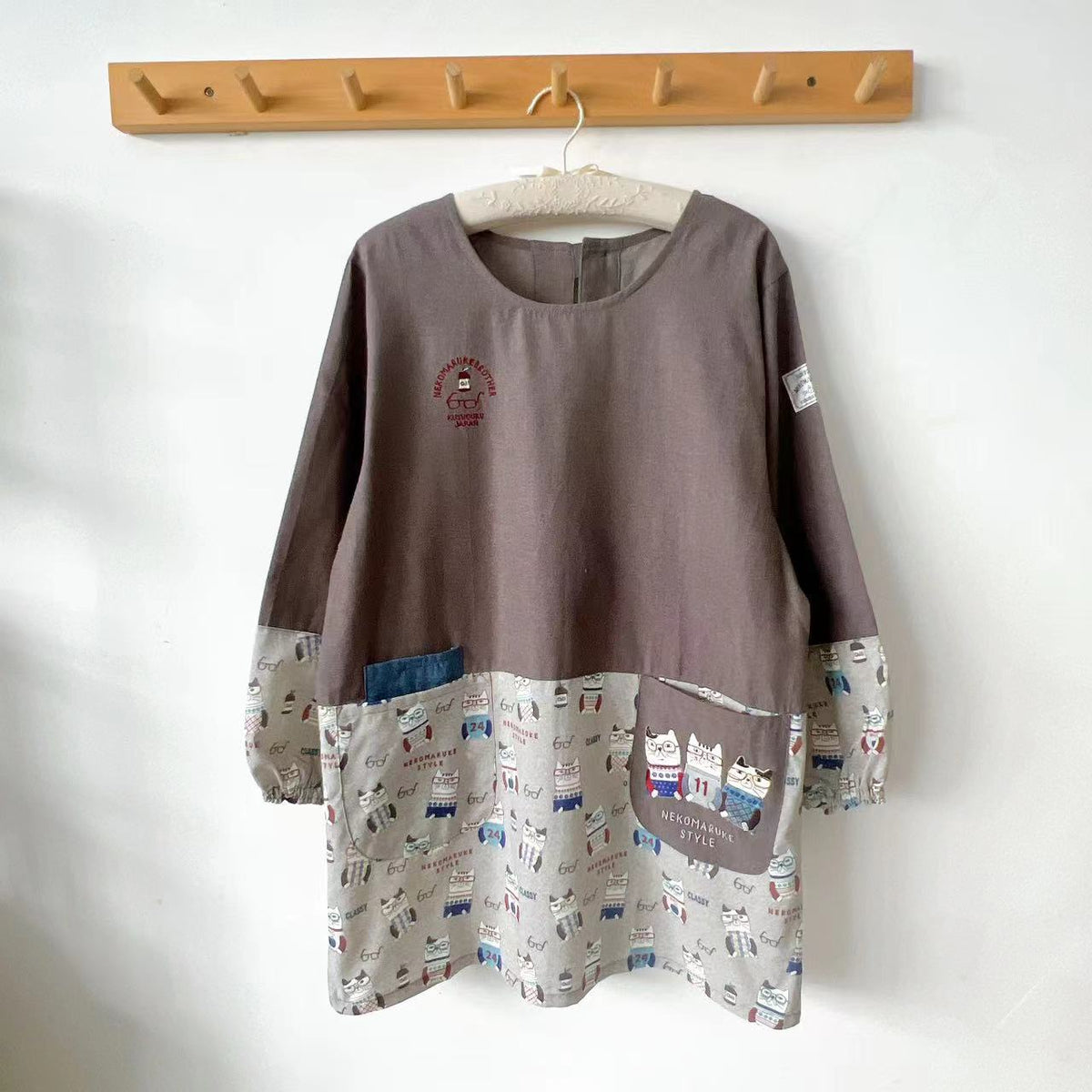 日本kusuguru刺繡貓圍裙居家防油防污防汙罩衫反穿服烘焙花藝長袖200｜咖色7504-3