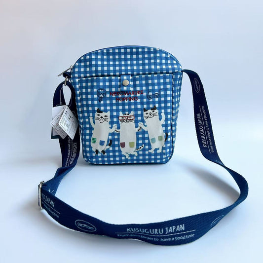 日本Kusuguru正品刺繡貓咪斜背包肩背包手機傳輸線耳機包格子500｜藍格子眼鏡貓9007-2