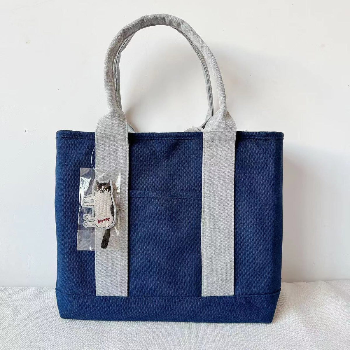 日本kusuguru帆布刺繡貓咪胸針托特包大型手提包手提包媽咪包944｜深藍色6137-3
