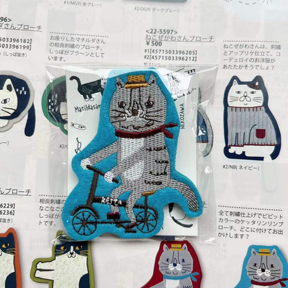 日本Kusuguru刺繡貓咪卡通刺繡胸針毛氈別針包包衣服掛飾吊飾926｜騎單車貓藍色5599-2