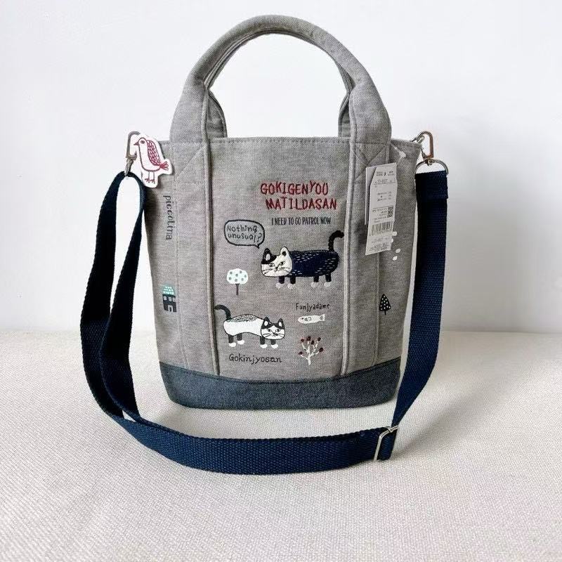 日本Kusuguru正品刺繡爬貓斜背包肩背包手提包手提包健康布包969｜灰色6627-1