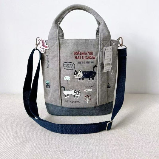 日本Kusuguru正品刺繡爬貓斜背包肩背包手提包手提包健康布包969｜灰色6627-1