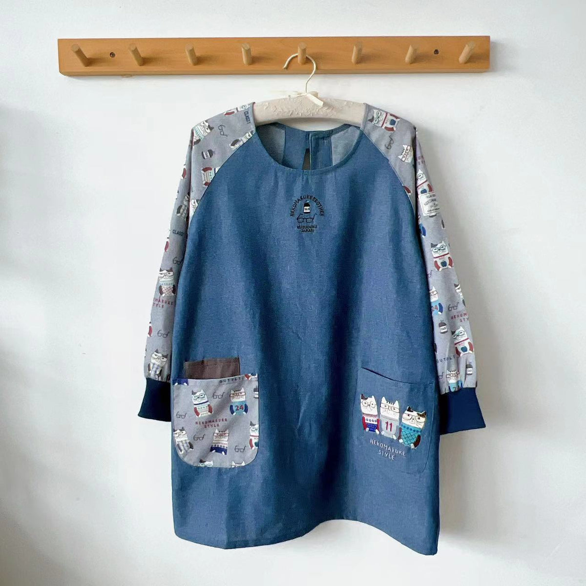 日本kusuguru刺繡貓圍裙居家防油防污防汙罩衫反穿服烘焙花藝長袖200｜牛仔藍7505-2