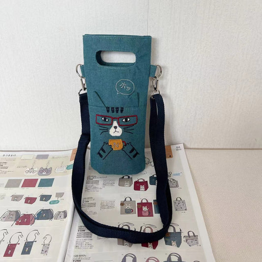 日本kusuguru刺繡貓咪錫箔保溫杯套斜背手提卡通兒童布藝杯套910｜藍色5513-3
