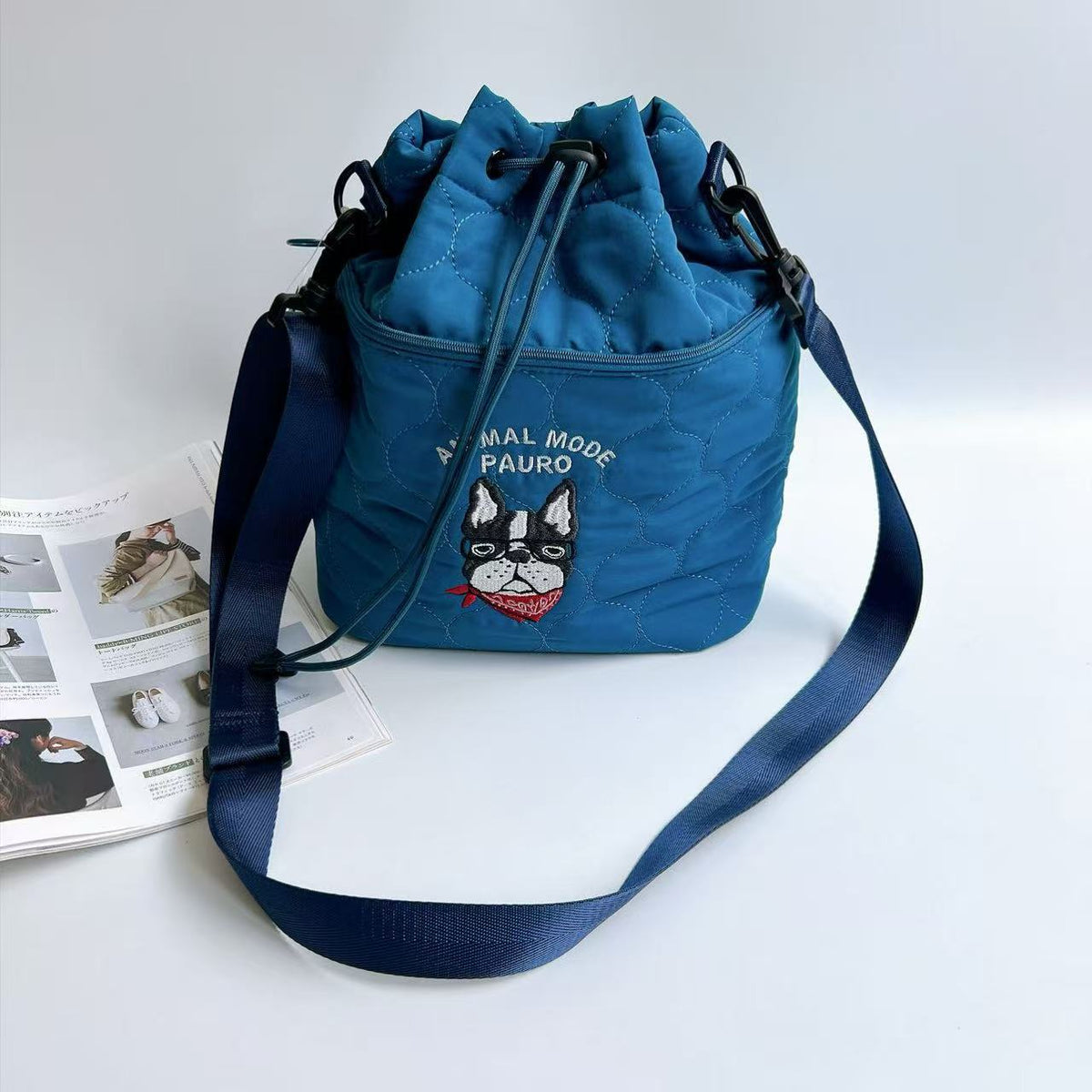 日本Kusuguru正品刺繡法鬥犬肩背包斜背包絎縫抽繩包水桶包623｜保羅雀藍9694-3