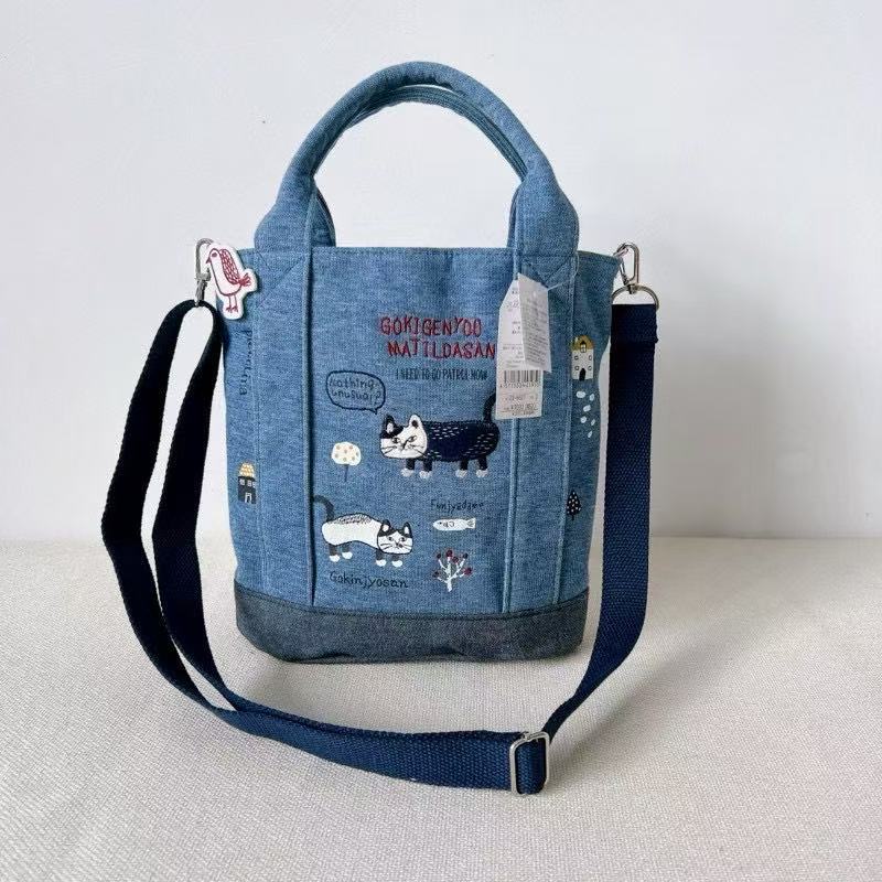 日本Kusuguru正品刺繡爬貓斜背包肩背包手提包手提包健康布包969｜藍色6627-2