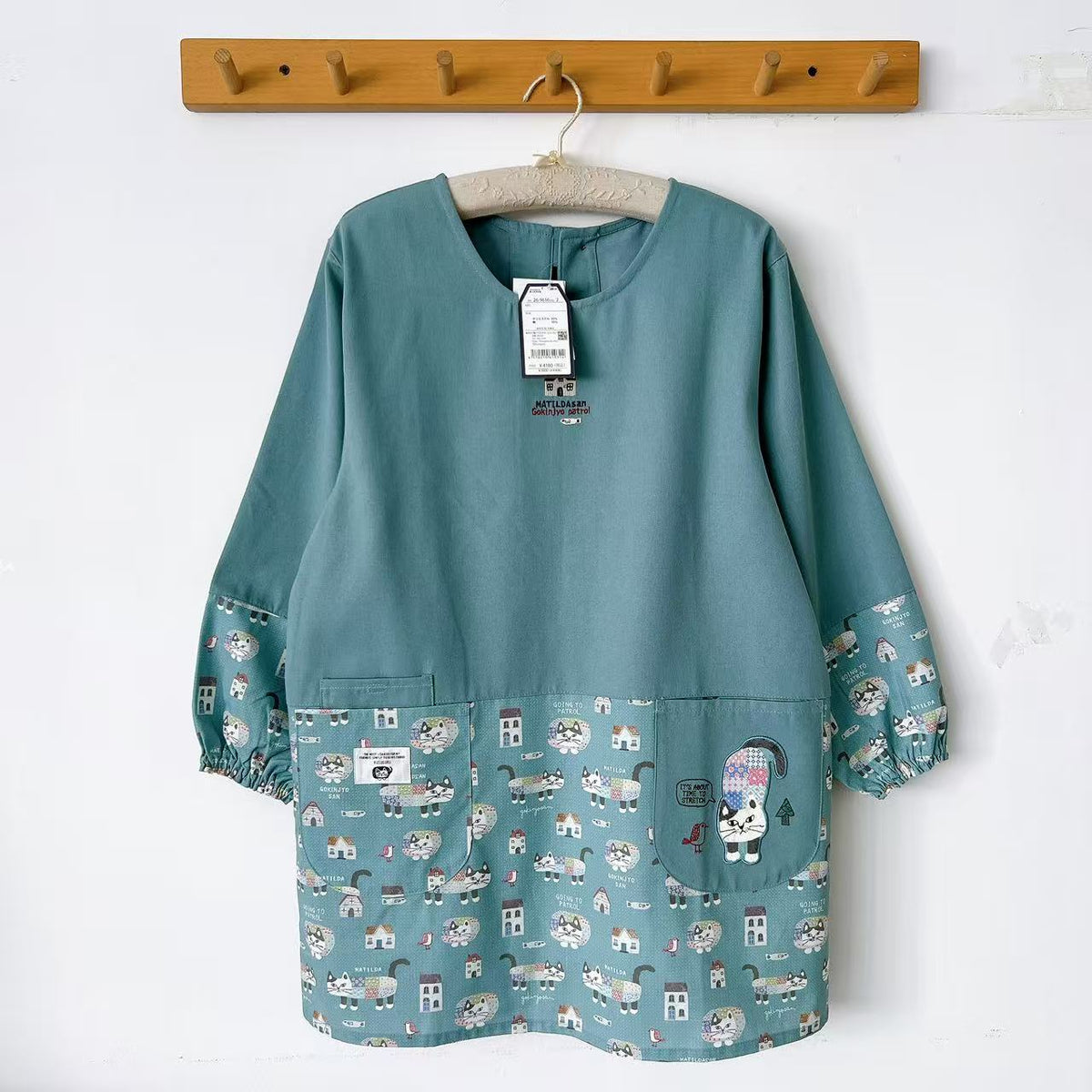 日本Kusuguru正品刺繡爬貓圍裙家務防油防污花藝烘焙防汙罩衫卡通601｜爬貓湖藍色9616-2