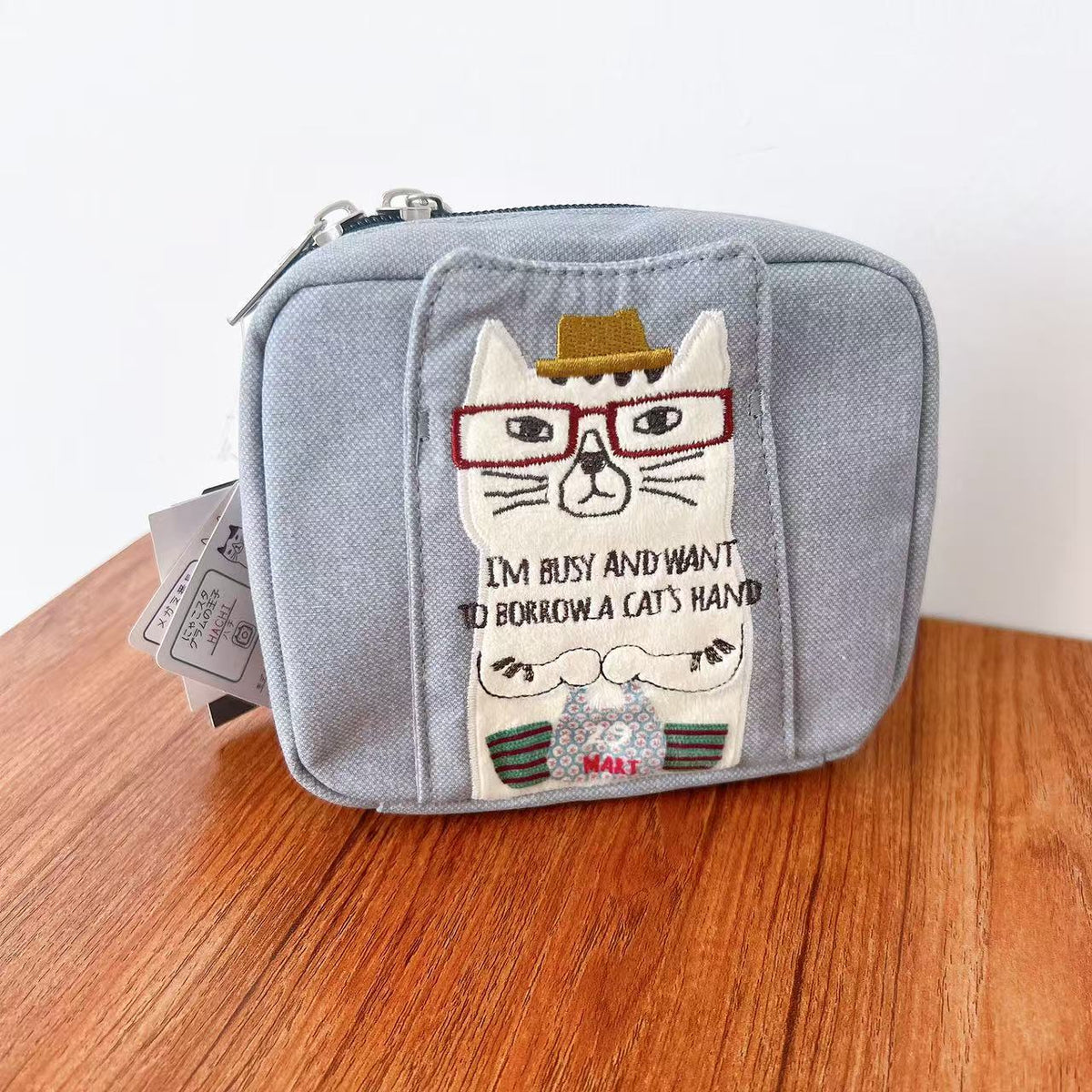 日本Kusuguru正品刺繡貓咪零錢包化妝包帆布手拿包小物收納包400｜灰色8506-1