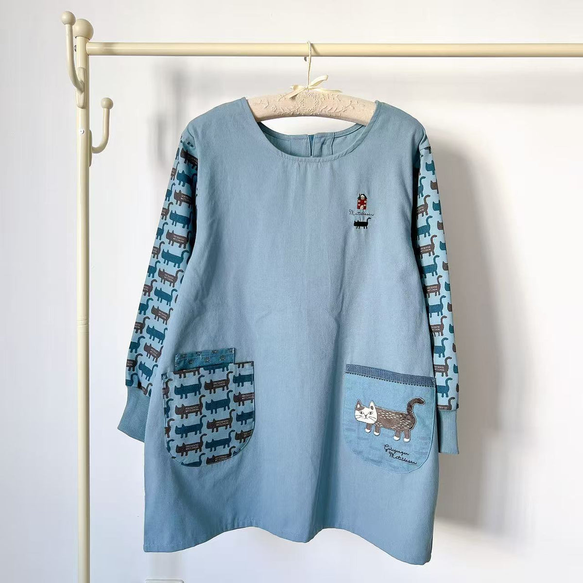 日本Kusuguru正品刺繡爬貓長袖圍裙家務防油防污花藝烘焙反穿401｜爬貓藍色8536-2