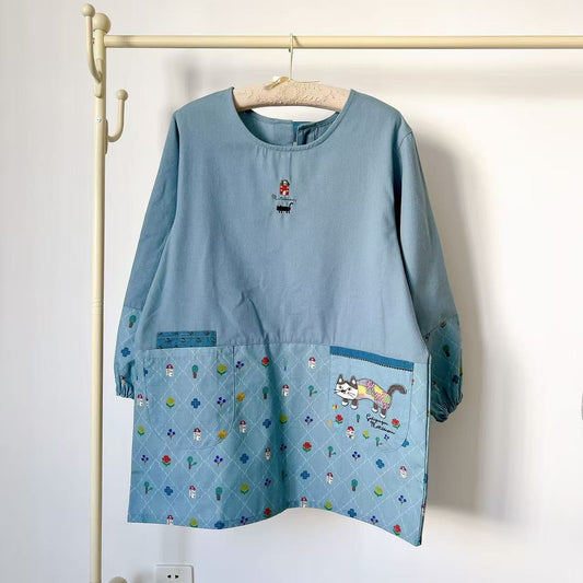 日本Kusuguru正品刺繡爬貓長袖圍裙家務防油防污花藝烘焙反穿401｜爬貓藍色8535-2