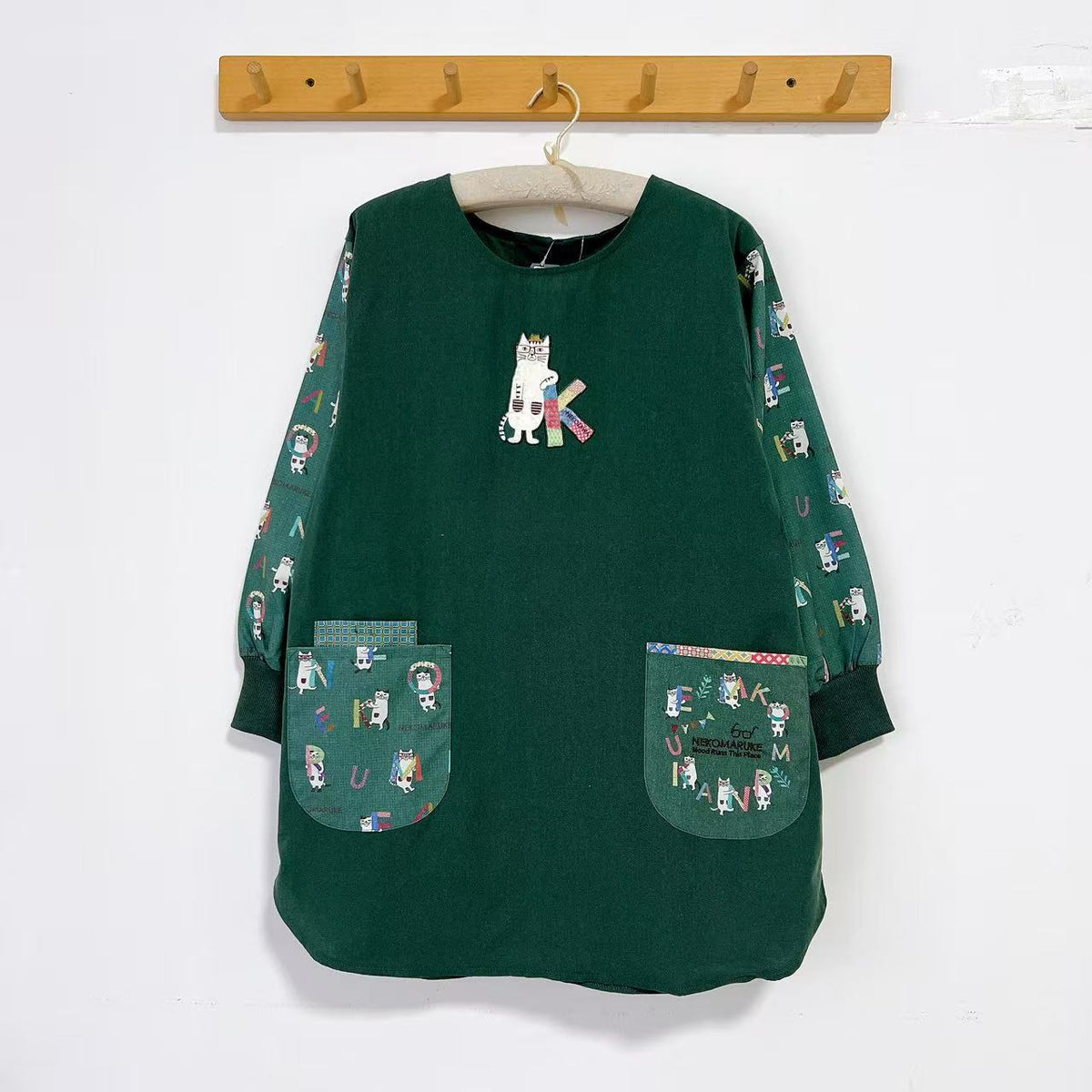日本Kusuguru刺繡貓咪家務圍裙防油防污布藝反穿服花藝烘焙600｜眼鏡貓墨綠9604-2