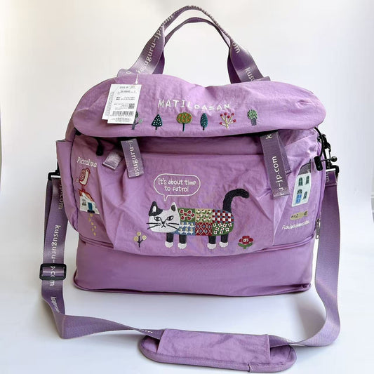 Kusuguru正品刺繡貓咪法鬥大容量可擴展手提斜背旅行行李箱掛包｜爬貓茄粉9440-1