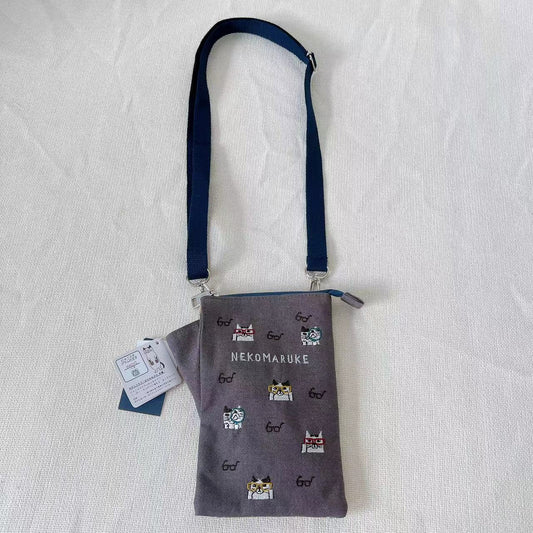 日本kusuguru重工刺繡貓咪斜背包肩背包手機包耳機傳輸線收納200｜咖色7508-3