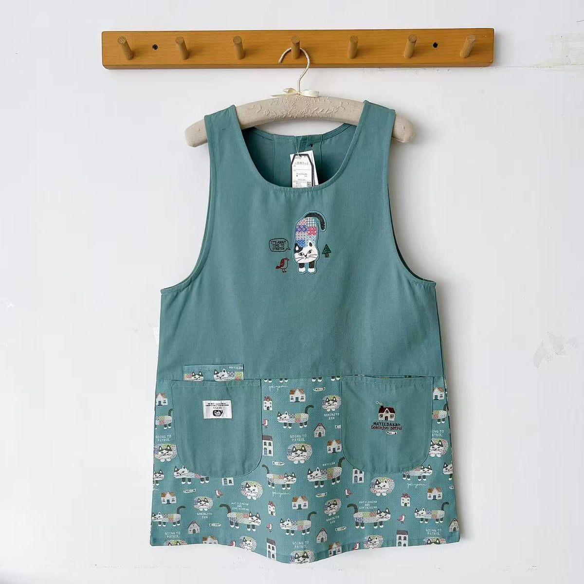 日本Kusuguru正品刺繡爬貓圍裙家務防油防污花藝烘焙布藝卡通601｜爬貓湖藍色9615-2