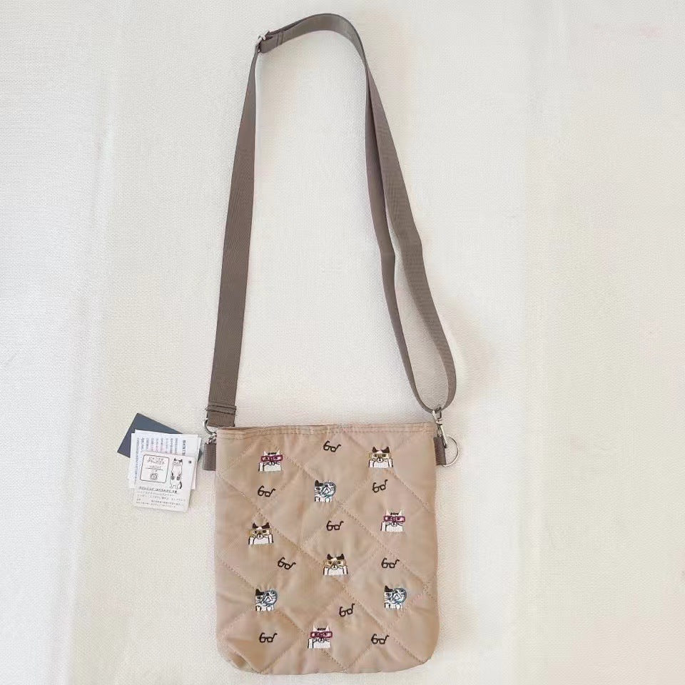 日本Kusuguru重工刺繡貓咪絎縫斜背包肩背包手機包傳輸線耳機206｜卡其7672-2
