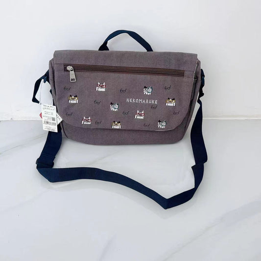 日本kusuguru重工刺繡貓咪斜背包肩背包布藝背包卡通購物通勤200｜咖色7513-3