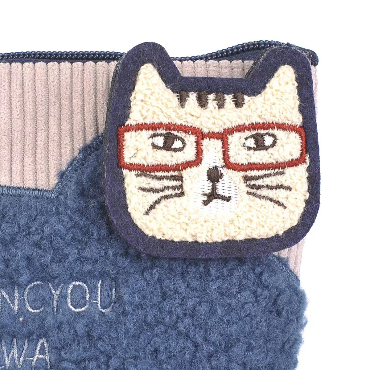 日本kusuguru刺繡眼鏡貓胸針電視劇同款可愛包包衣服裝飾｜藏青色