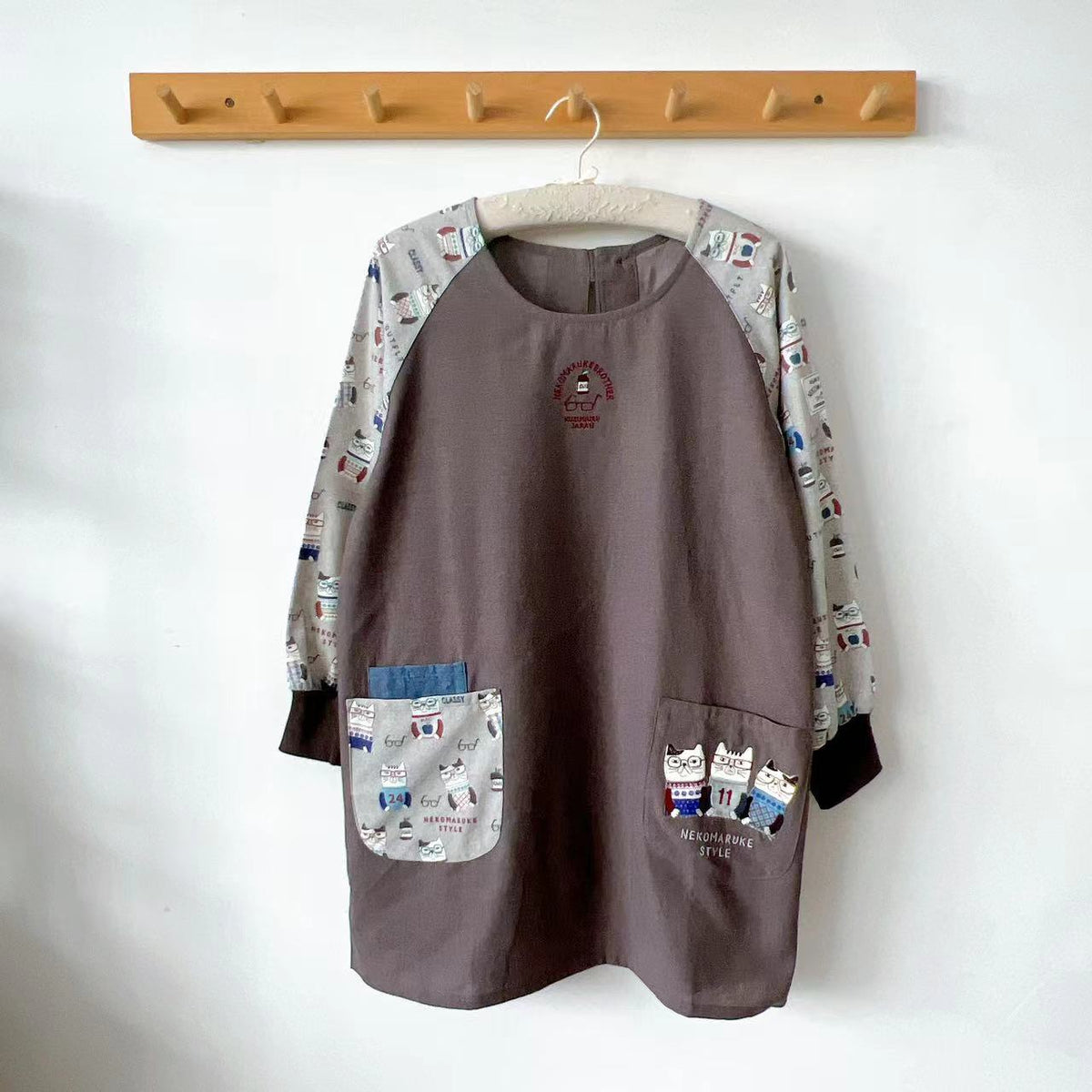 日本kusuguru刺繡貓圍裙居家防油防污防汙罩衫反穿服烘焙花藝長袖200｜咖色7505-3