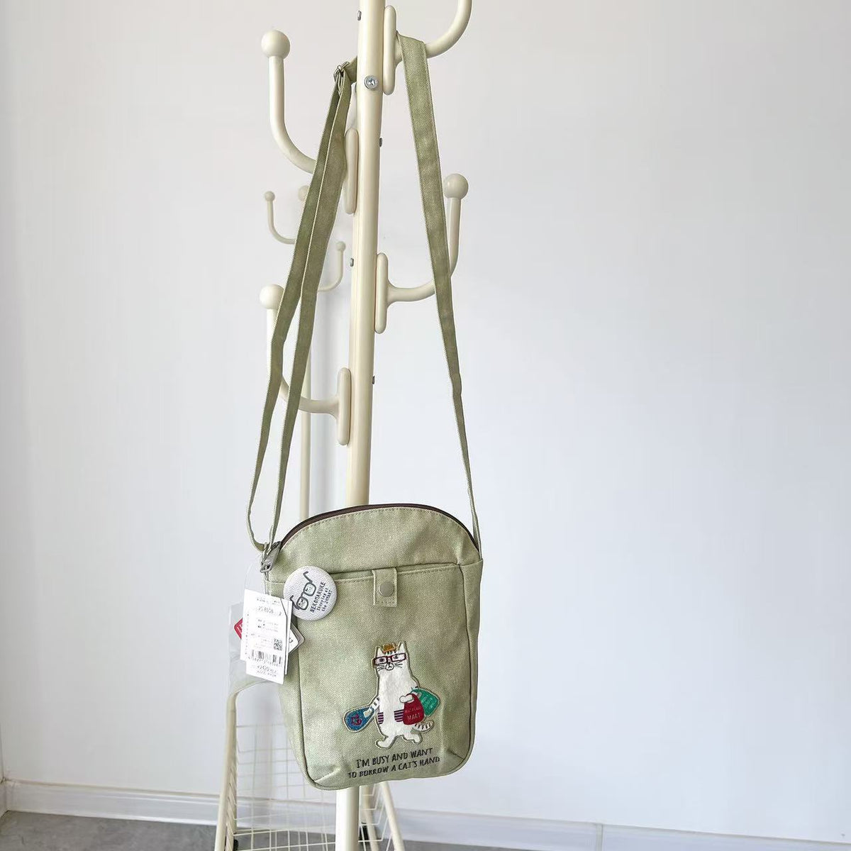 日本Kusuguru正品刺繡貓咪斜背包肩背包手機包逛街購物帆布包400｜米黃8508-2