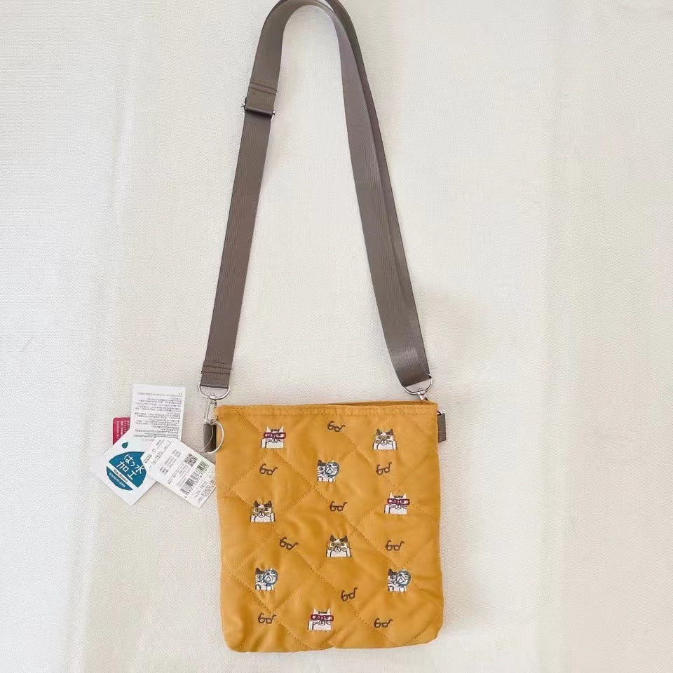 日本Kusuguru重工刺繡貓咪絎縫斜背包肩背包手機包傳輸線耳機206｜姜黃7672-1