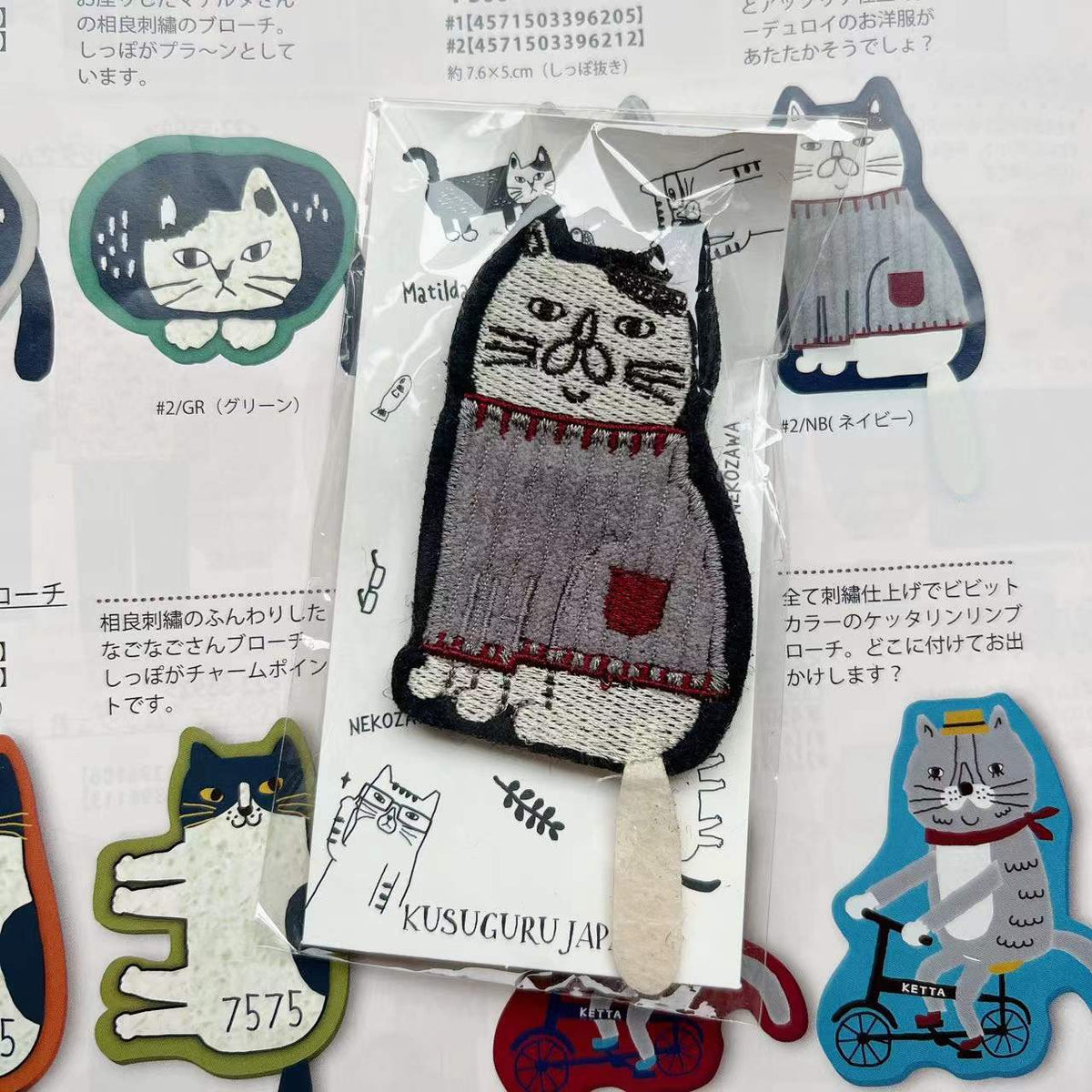 日本Kusuguru刺繡貓咪卡通刺繡胸針毛氈別針包包衣服掛飾吊飾926｜胖貓深藍5597-2