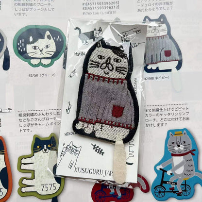 日本Kusuguru刺繡貓咪卡通刺繡胸針毛氈別針包包衣服掛飾吊飾926｜胖貓深藍5597-2