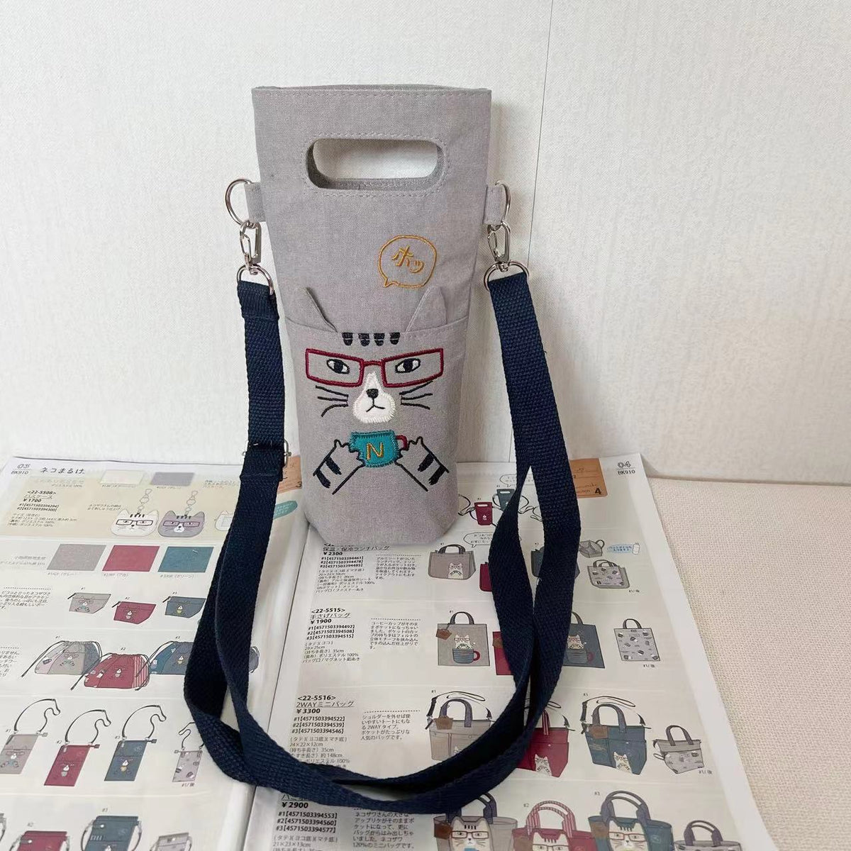 日本kusuguru刺繡貓咪錫箔保溫杯套斜背手提卡通兒童布藝杯套910｜灰色5513-1