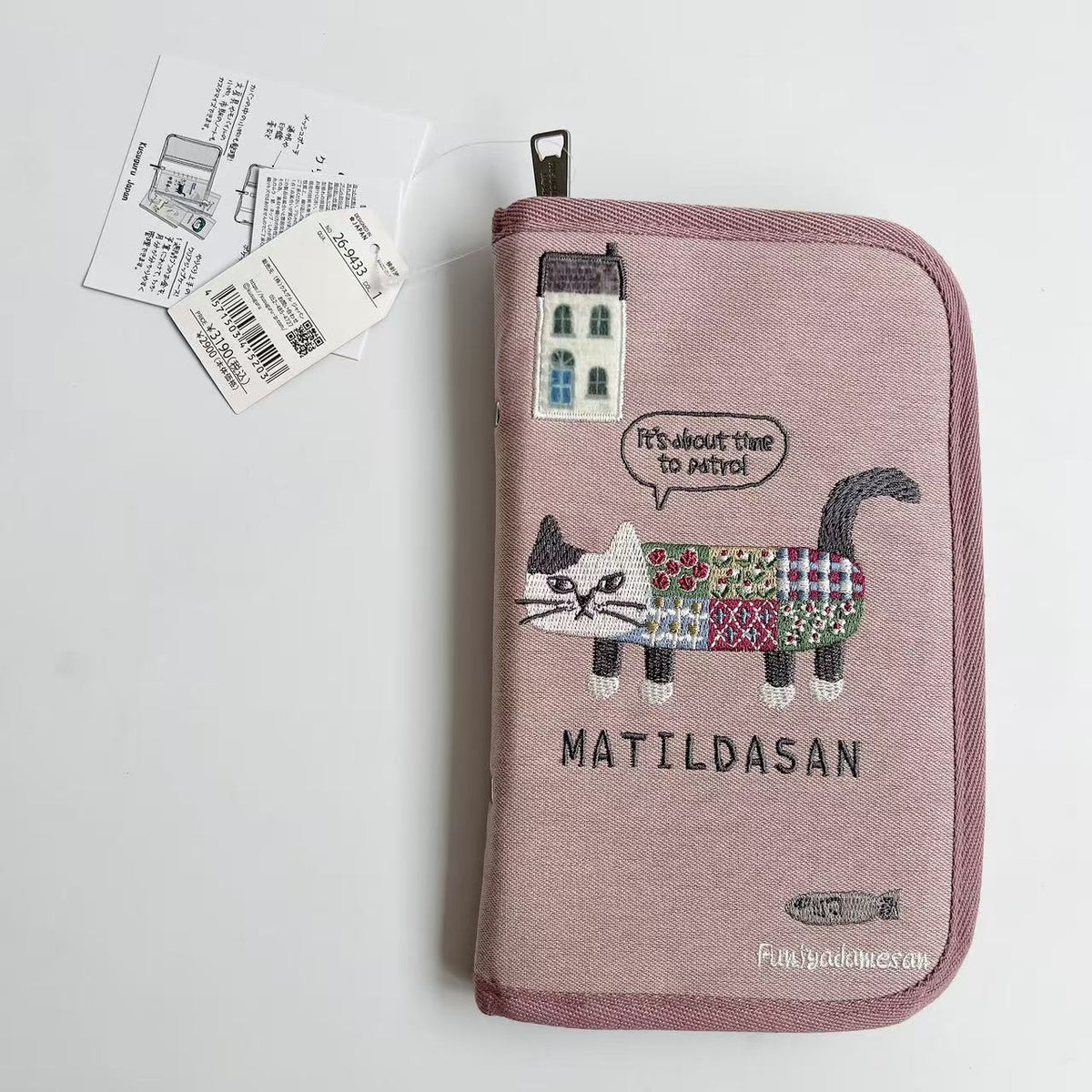 日本Kusuguru正品刺繡貓咪法鬥手帳本手機包護照包單據收納活頁88｜爬貓粉色9433-1