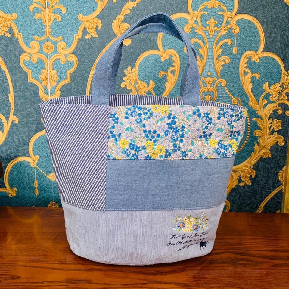 日本碎花拼接布藝刺繡貓咪手提包手提包逛街購物包清新可愛｜藍色