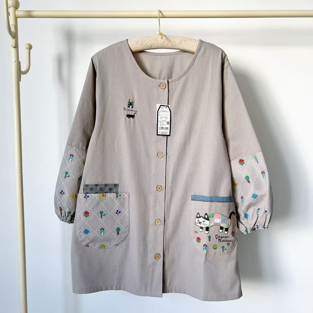 日本Kusuguru正品刺繡爬貓長袖圍裙家務防油防污花藝烘焙反穿401｜爬貓灰色8537K1