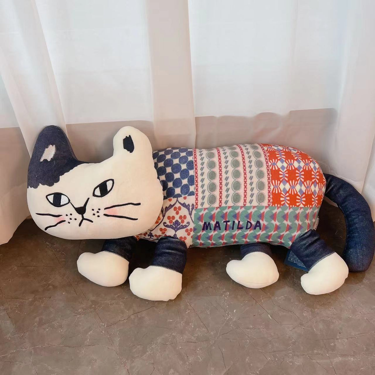 日本kusuguru刺繡貓咪公仔玩偶抱枕腰枕刺繡超柔大型擺飾可愛924｜爬貓彩藍5723-3