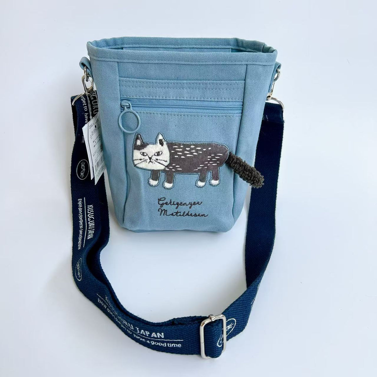 日本Kusuguru正品刺繡爬貓斜背包肩背包手機包小方包通勤包401｜爬貓藍8540-2