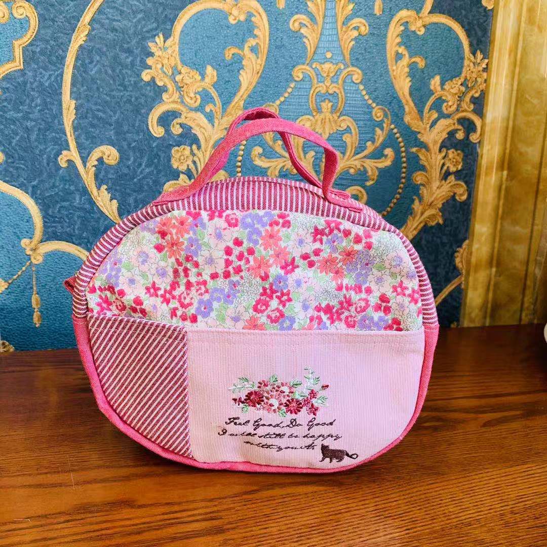 日本新款刺繡貓咪碎花布藝拼接手提包零錢包手機包化妝包清新可愛｜粉紅色