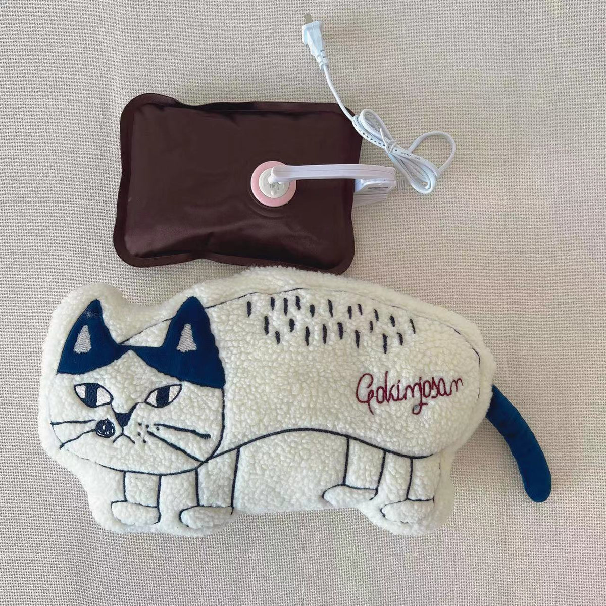 日本kusuguru刺繡貓咪暖手器毛絨玩具暖寶寶可愛敷肚子暖手袋917｜爬貓米白5709-1