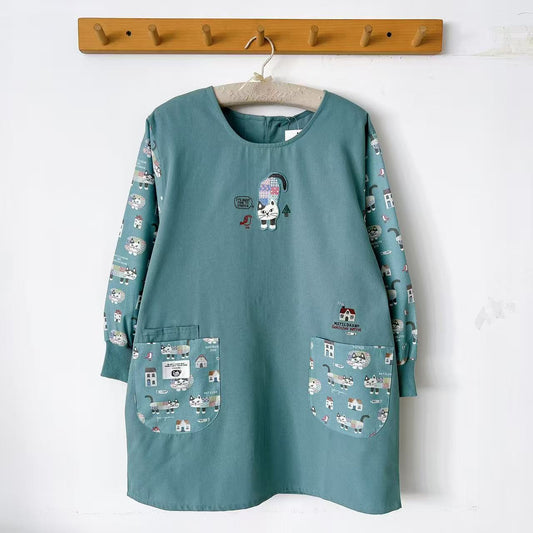 日本Kusuguru正品刺繡爬貓圍裙家務防油防污花藝烘焙防汙罩衫卡通601｜爬貓湖藍色9617-2
